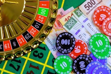 Bonus round free spins feature with expanded symbols and multiplier displays